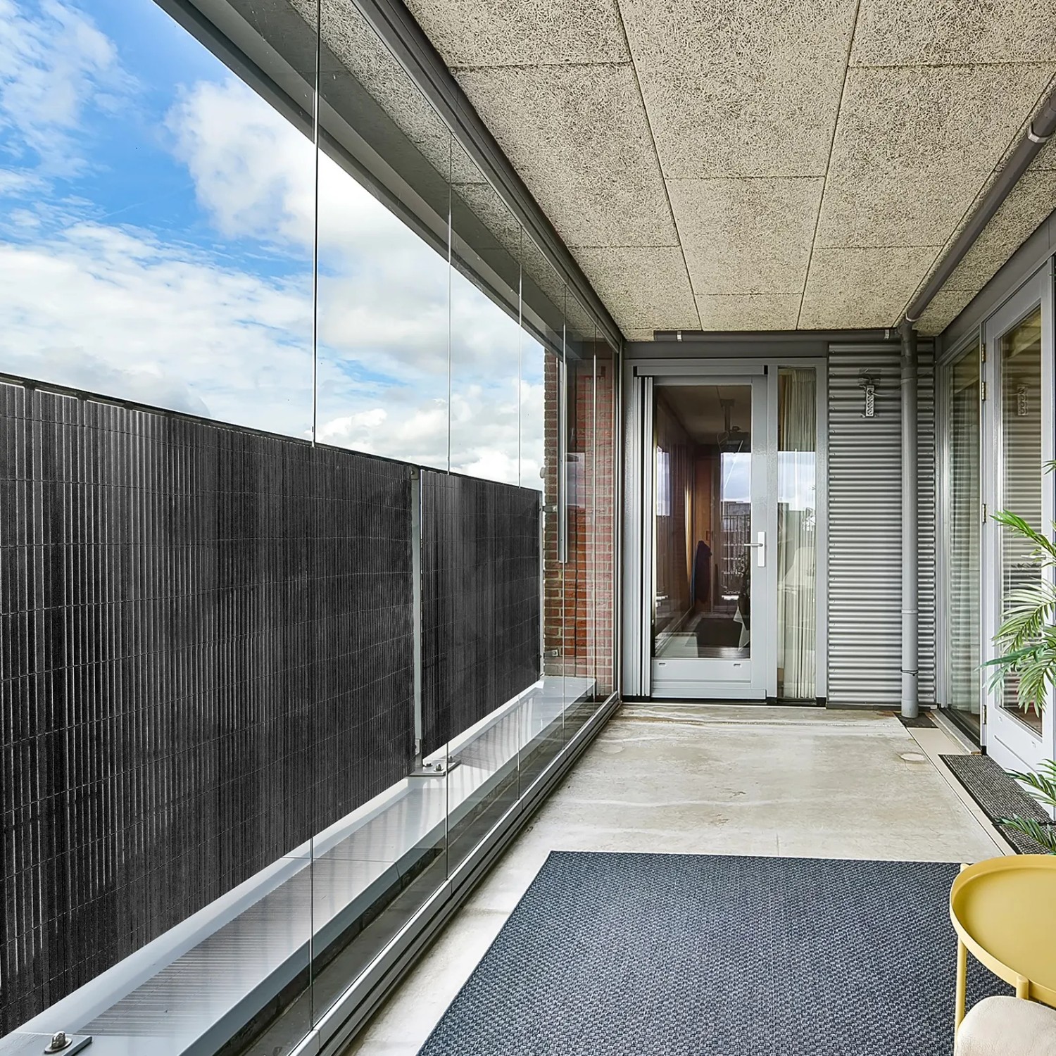 Graue PVC Sichtschutzmatte auf modernem Balkon. Wind- und Blickschutz für Garten & Terrasse.