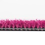 Primaflor Kunstrasen Colorplay Pink. Nahaufnahme der strukturierten Fasern und des wasserdurchlässigen Rückens.