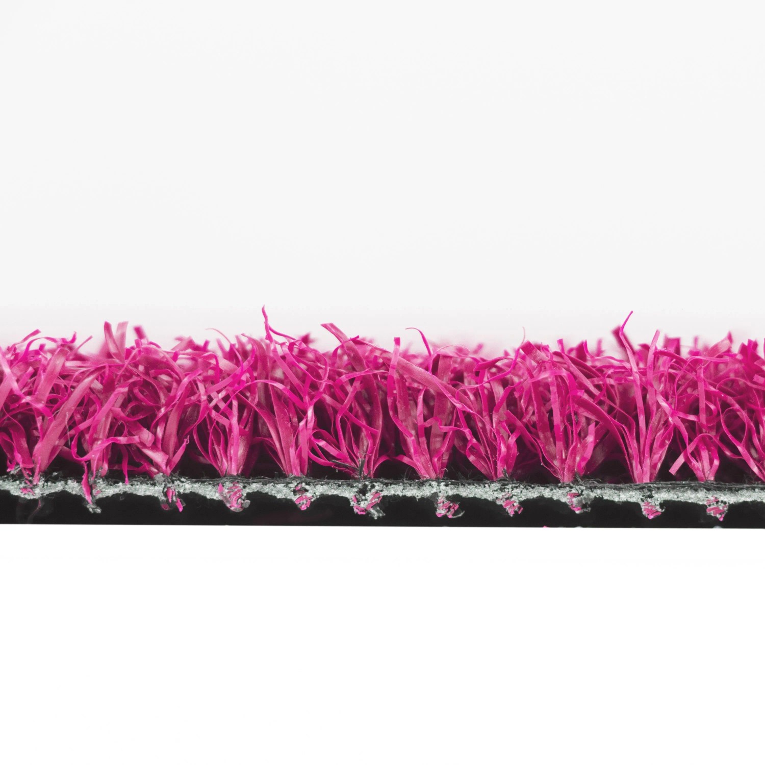 Primaflor Kunstrasen Colorplay Pink. Nahaufnahme der strukturierten Fasern und des wasserdurchlässigen Rückens.