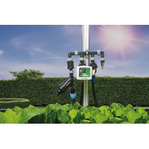 SunElements Bewässerungs-Set für Hochbeete mit Steuerung und Düngerpumpe im Garten.