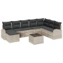 Hellgraues 9-teiliges Garten-Sofa-Set aus Poly Rattan mit Tisch und grauen Kissen.