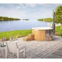 Finntherm Hot Tub Stockholm Spa Edition: Holzpool mit Thermoholz-Verkleidung und Außentreppe.