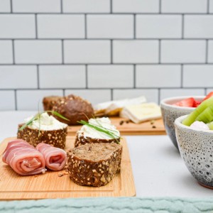 Zwei Bambus Frühstücksbrettchen mit belegten Broten, Schinken und Käse. Ideal als Schneide- & Servierbrett in der Küche.