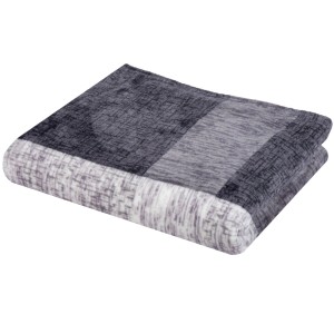 Bestgoodies Kuscheldecke Cross Check, grau-weiß kariert, 150x200 cm. Weiche Wohndecke für Sofa oder Bett.