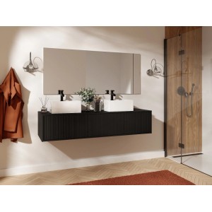 Moderner schwarzer Vente-unique Waschbeckenunterschrank Arnega 150 cm mit Rillenstruktur, zwei weißen Aufsatzwaschbecken und Spiegel.