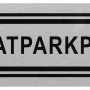 Selbstklebendes Hinweisschild Privatparkplatz in Edelstahloptik.