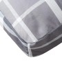 Graues Palettenkissen mit Karomuster aus Polyesterstoff. Detail der Kissen-Ecke.