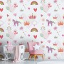 Rosa Kindertapete mit Tiermotiven, Herzen, Kronen und Regenbögen für Mädchenzimmer.