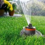Gardena Comfort Regner Tango bewässert Rasenfläche im Garten. Teil- und Vollkreisregner.