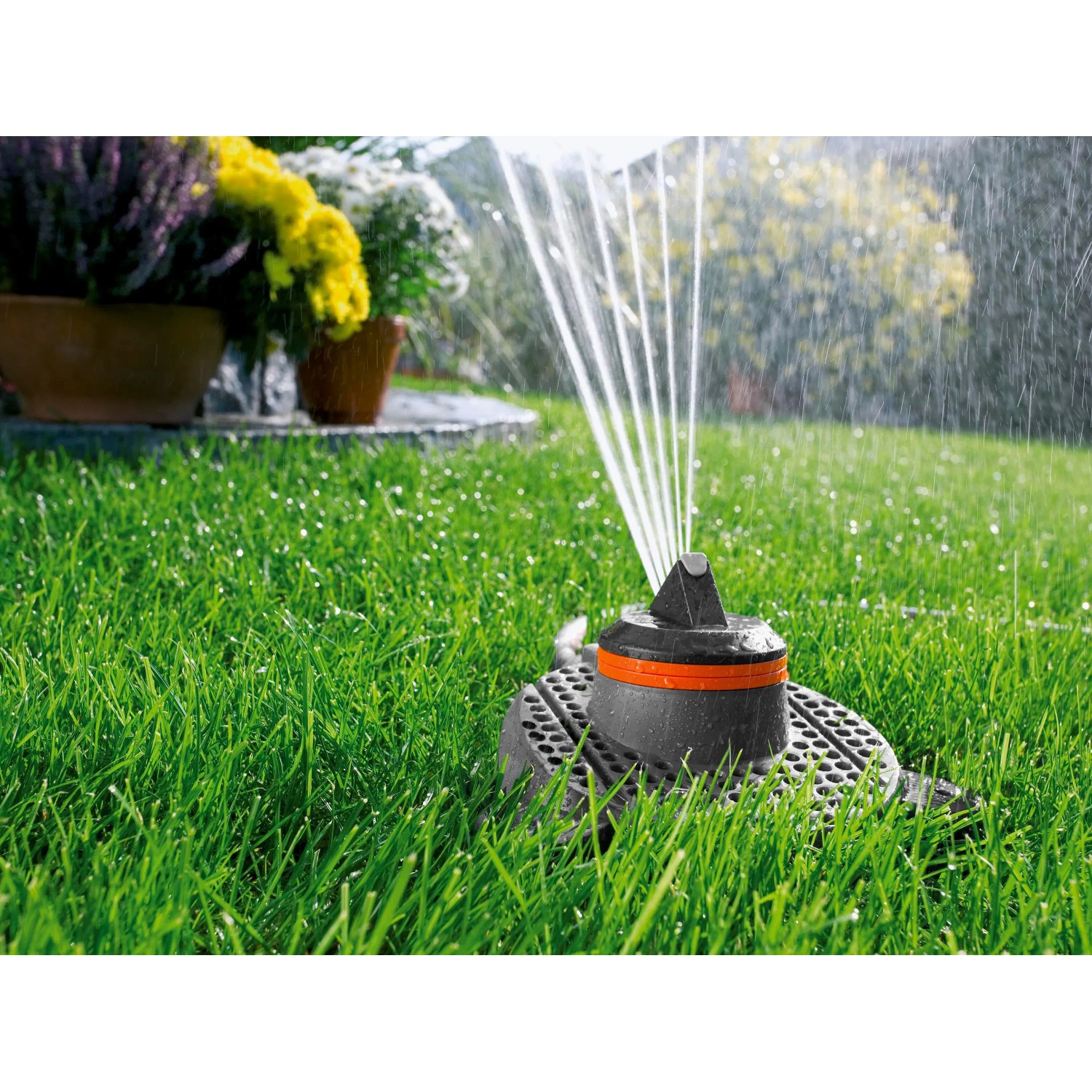Gardena Comfort Regner Tango bewässert Rasenfläche im Garten. Teil- und Vollkreisregner.