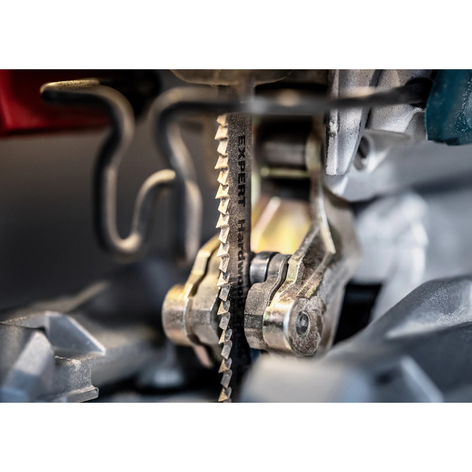 Detailaufnahme: Bosch Expert T308BFP Stichsägeblatt für Laminat, sauberer Schnitt.
