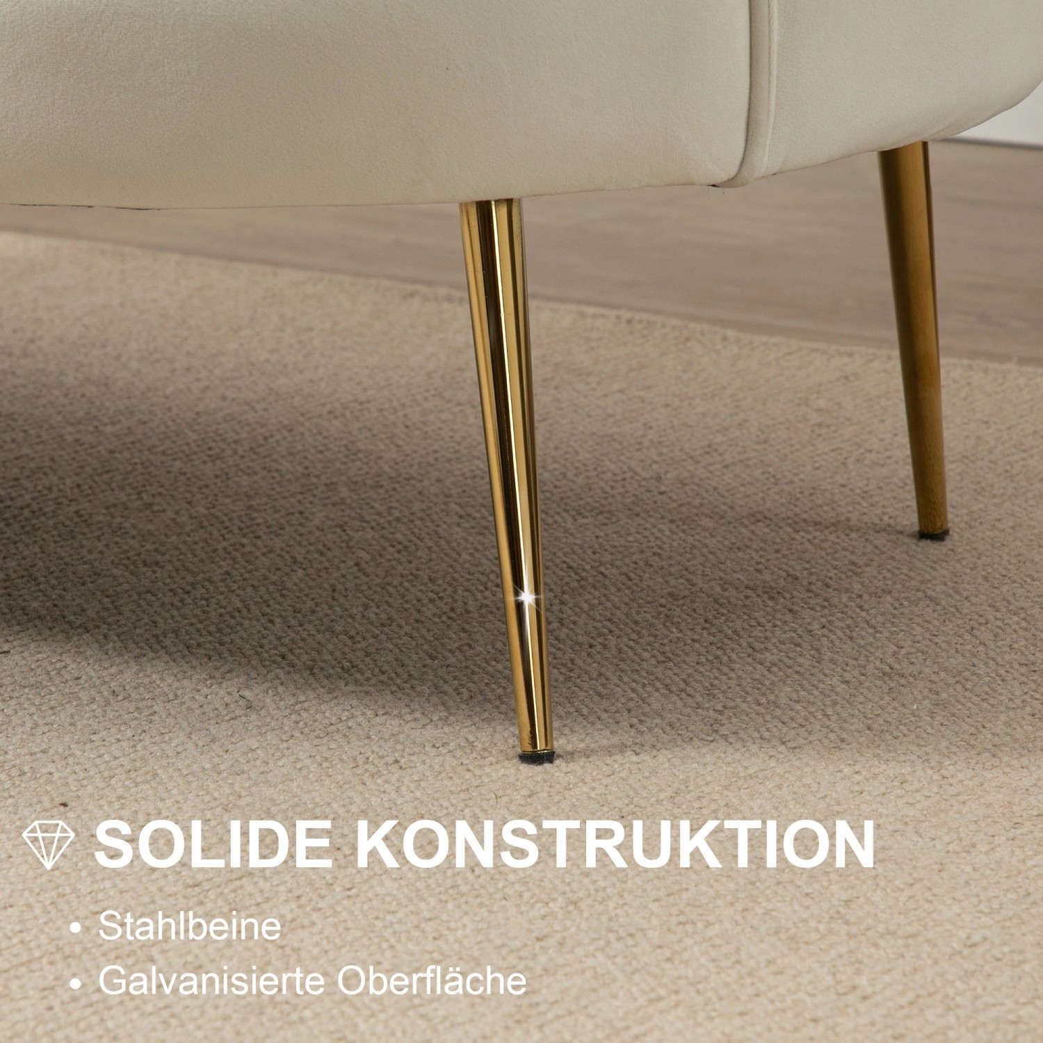 Detailaufnahme: Cremeweißes 2-Sitzer Sofa mit goldenen Metallbeinen. Stabile Konstruktion.