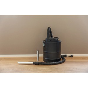 Aduro Aschesauger, 1200 W, für Kaminöfen. Schwarzer Aschesauger mit Zubehör auf Holzboden vor Wand.