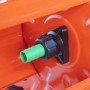 Grüner Schlauchanschluss am orangefarbenen vidaXL Schlauchwagen. Detail der drehbaren Tülle für Gartenschläuche.