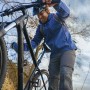 Mann schiebt Fahrrad, gesichert mit Tesa Ultra Power Extreme Reparaturband, für Outdoor-Abenteuer.