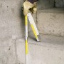 LUX Holzgliedermaßstab Comfort 2 m beim Messen auf einer Treppe.