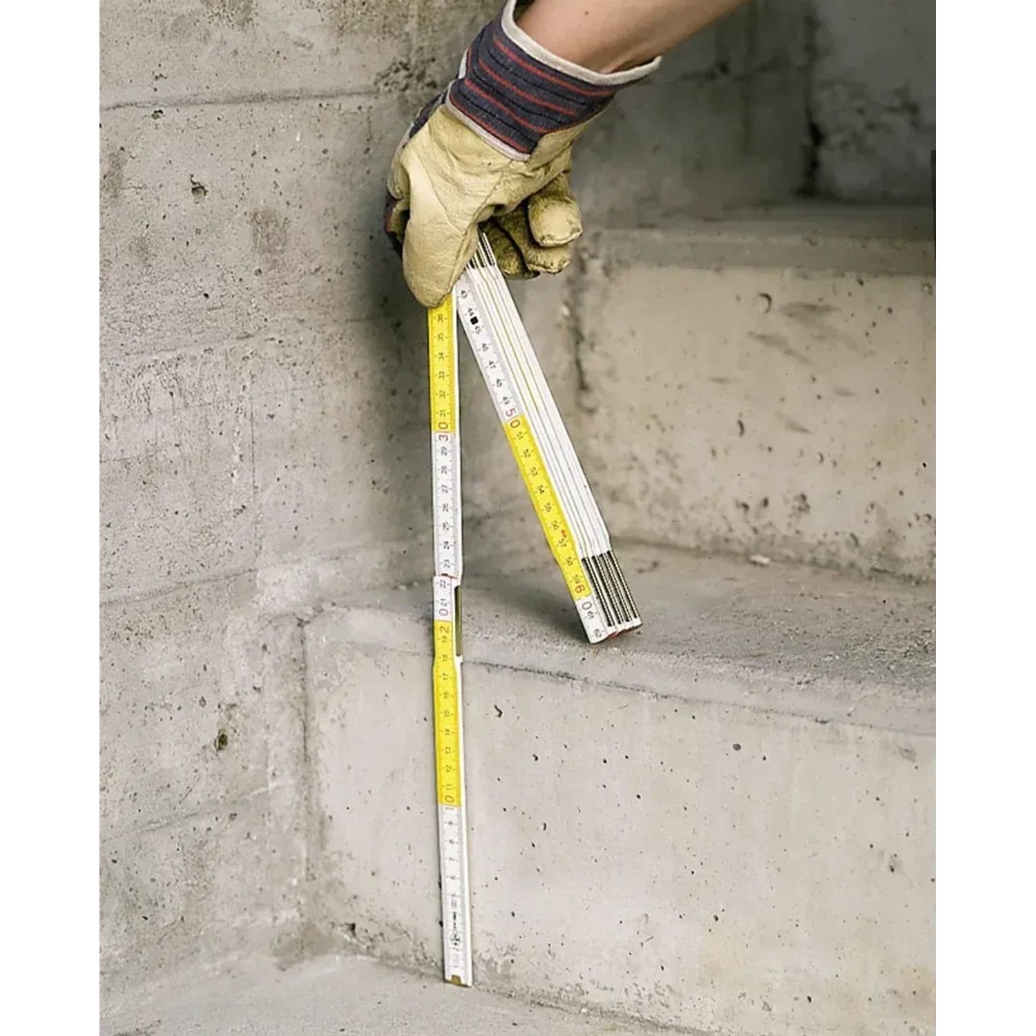 LUX Holzgliedermaßstab Comfort 2 m beim Messen auf einer Treppe.