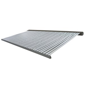 Elektrische Kassettenmarkise 4x3m, grau-weiß gestreift, mit grauem Rahmen.