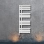 Weißer, elektrischer Badheizkörper Limburg, 700 W, 120x50 cm, an grauer Wand.