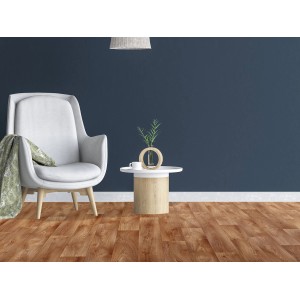 Primaflor PVC Turin Diele in Naturholz Optik verlegt in Wohnraum mit Sessel und Tisch.