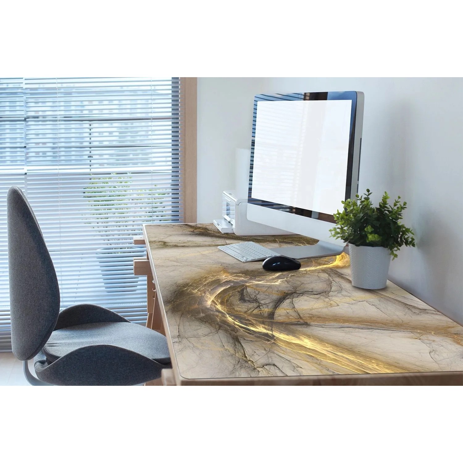 Tulup Schreibtischunterlage Goldener Marmor, beige, auf einem Schreibtisch mit PC. Schützt die Arbeitsfläche im Büro.