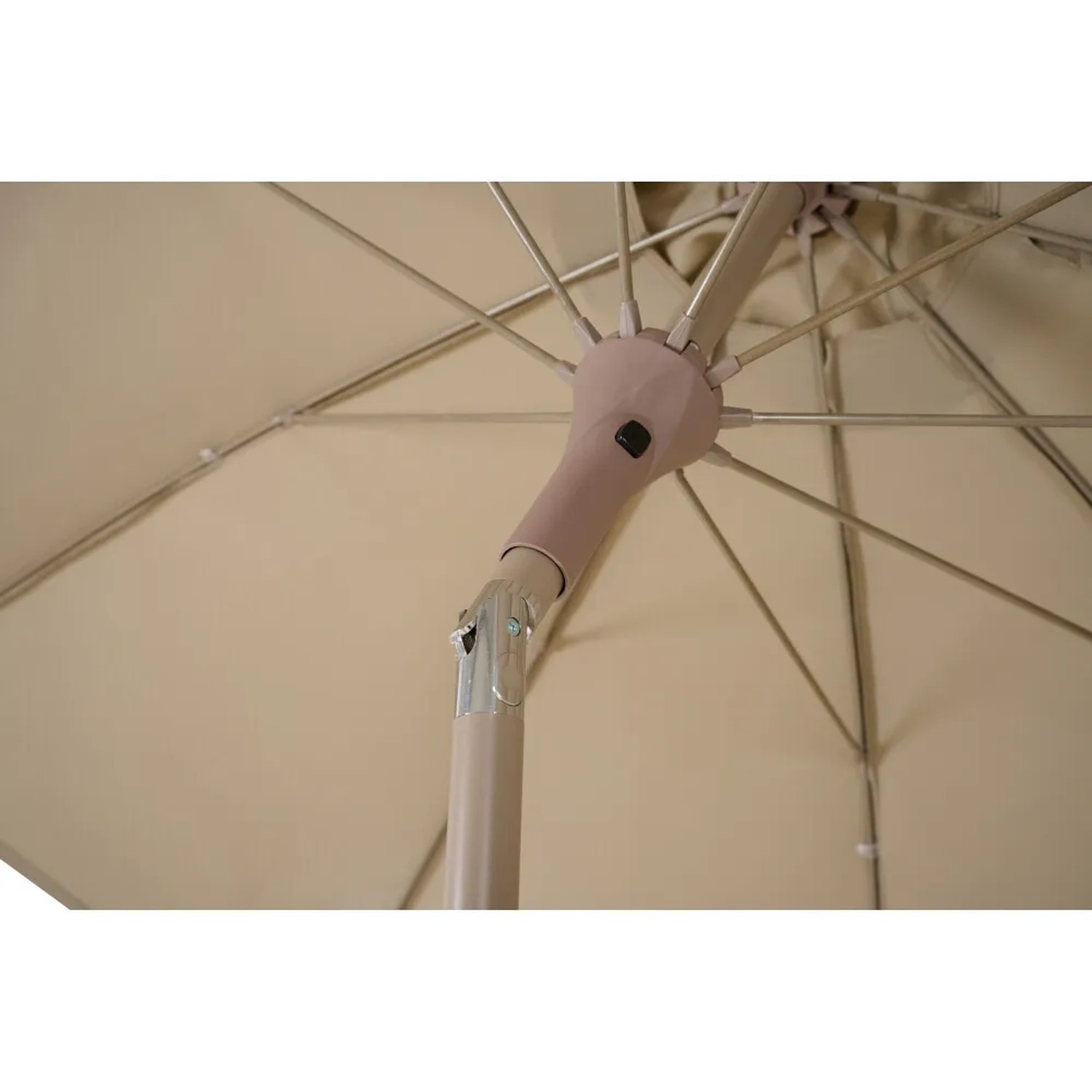 Detailaufnahme: Siena Garden Marktschirm, Ø 270 cm, Taupe, mit Schieber und Aluminiumgestell.
