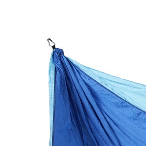 Detailaufnahme: Hell- und dunkelblaue Svita Hängematte mit Karabiner zur Befestigung.