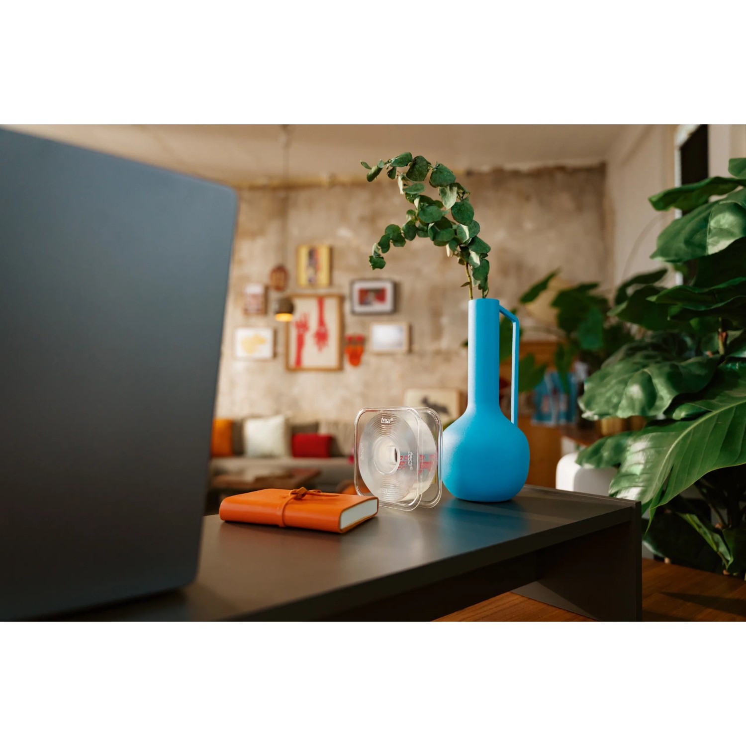 Tesa Universal-Klebeband doppelseitig mit Nano-Power auf einem Schreibtisch mit Deko.