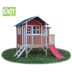Rotes EXIT Loft 350 Holzspielhaus mit Rutsche, Treppe und Anbau im Garten.