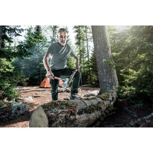 Mann spaltet Holz mit Halder Handbeil (1000g) mit Ledergriff und Schneidschutz im Wald.