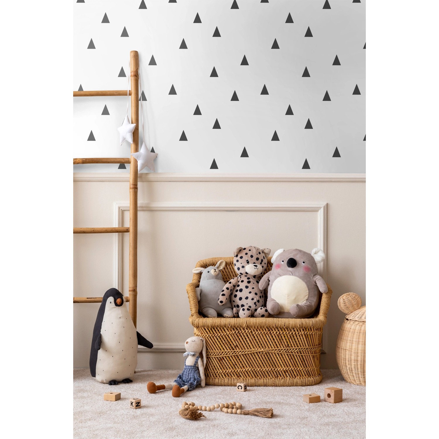 Kinderzimmer mit Walls4You Tapete Dreiecke Schwarz-Weiß, Leiter und Spielzeug