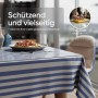 Transparente Björn&Schiller Tischschutzfolie (90x160 cm) auf Tisch mit blau-weiß gestreifter Decke.