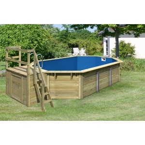 Karibu Holzpool X4 mit blauer Innenhülle, Leiter und Holzverkleidung im Garten.