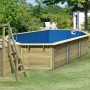 Karibu Holzpool X4 mit blauer Innenhülle, Leiter und Holzverkleidung im Garten.