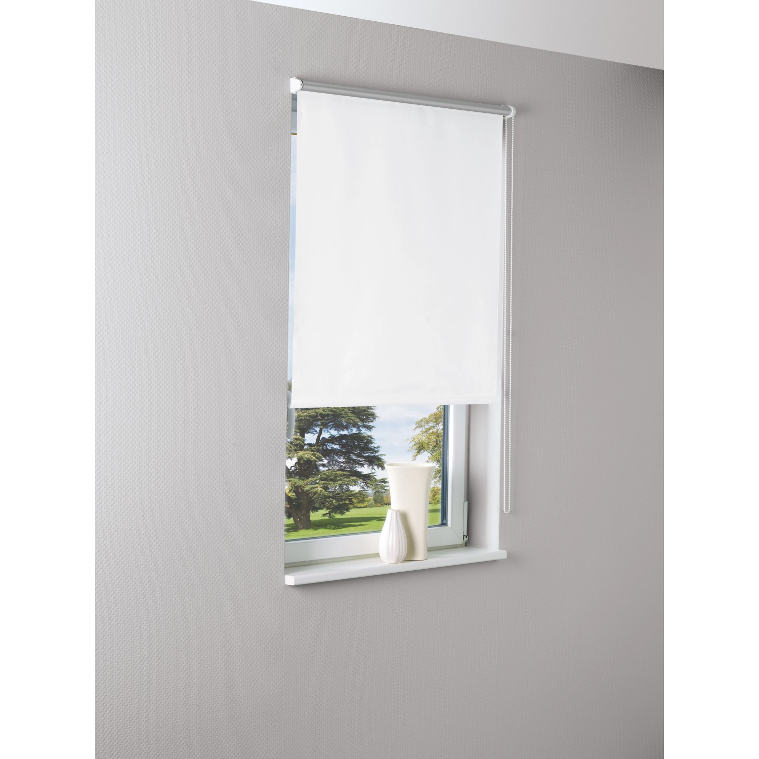 Weißes Thermo-Rollo Manresa, 100x175 cm, am Fenster montiert. Sicht- und Sonnenschutz.
