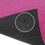 Detailansicht des pinken Kunstrasens mit schwarzem, wasserdurchlässigem Rücken und Entwässerungsloch für Balkon & Terrasse.