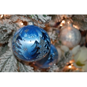 9 blaue Krebs Glas Lauscha Weihnachtskugeln (8cm) mit Winterlandschaft und Silberglitter.