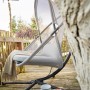 Siena Garden Hängesessel Yobaya Easy Grey mit Stahlgestell und Mesh-Bezug im Garten.