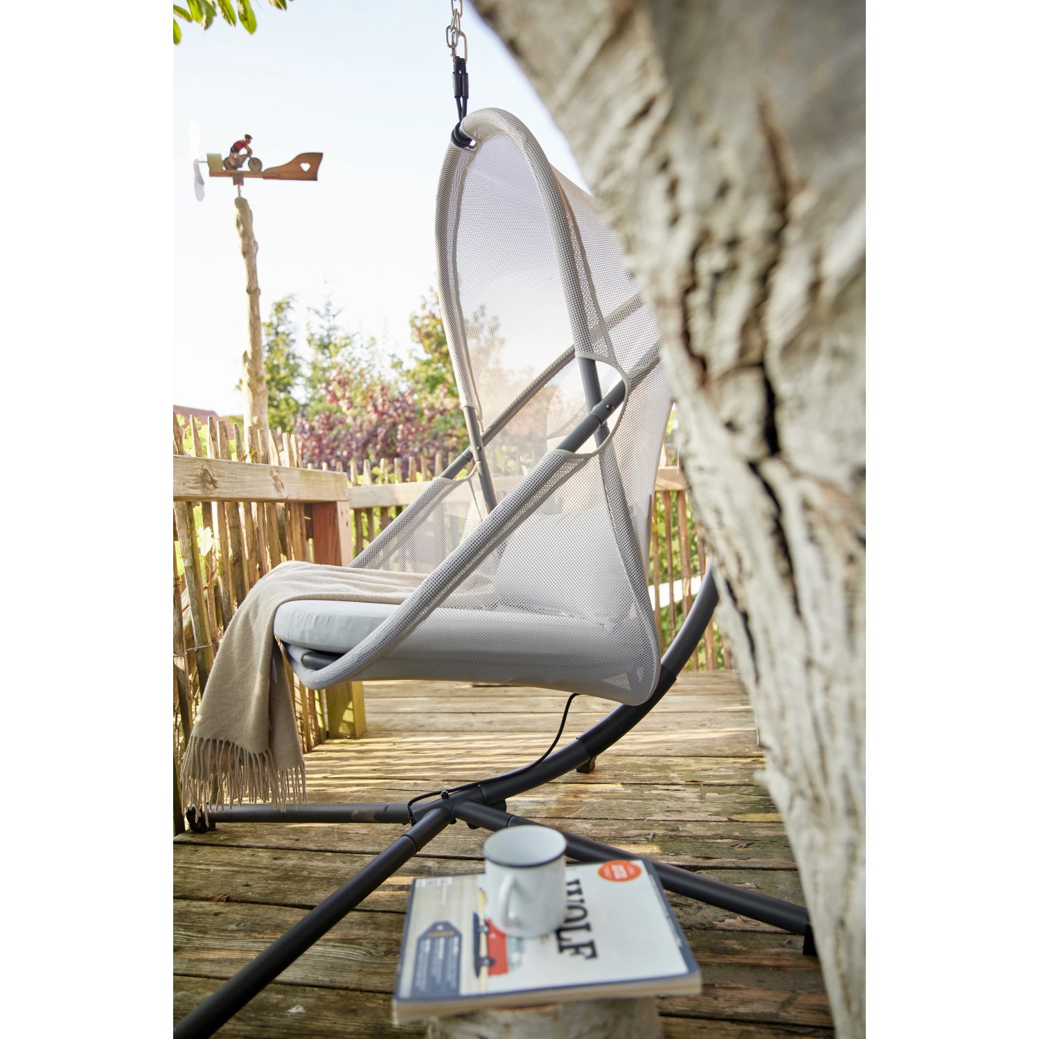 Siena Garden Hängesessel Yobaya Easy Grey mit Stahlgestell und Mesh-Bezug im Garten.