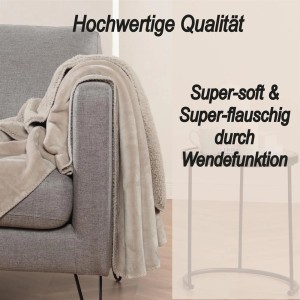Beige Kuscheldecke (150x200 cm) aus Teddy Fleece und Sherpa Flanell auf einem Sofa drapiert.