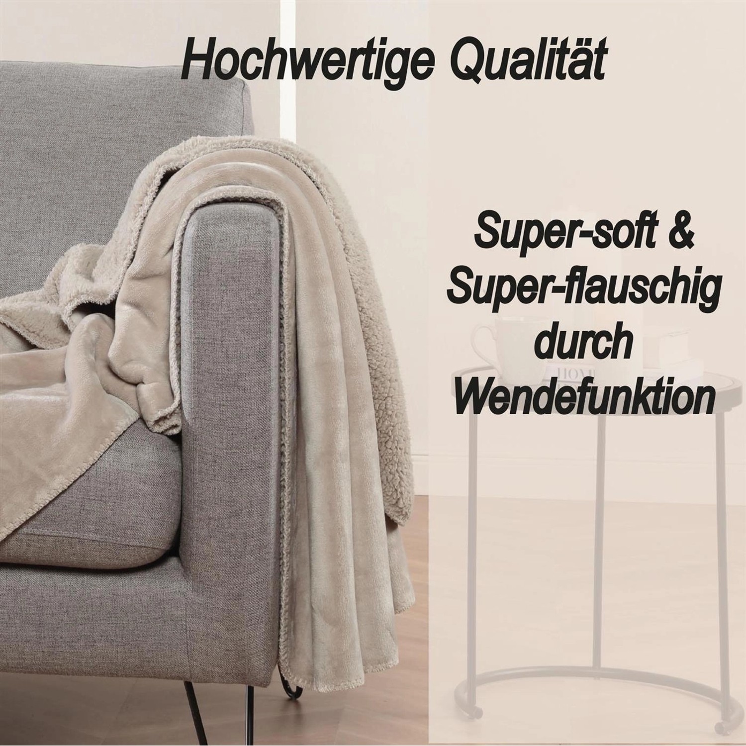 Beige Kuscheldecke (150x200 cm) aus Teddy Fleece und Sherpa Flanell auf einem Sofa drapiert.