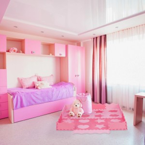 Rosa Relaxdays Puzzlematte mit Motiven im Kinderzimmer. EVA-Schaumstoff mit Rand.