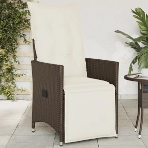 Verstellbarer, brauner vidaXL Gartensessel aus Poly Rattan mit cremeweißen Kissen.
