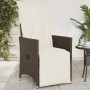 Verstellbarer, brauner vidaXL Gartensessel aus Poly Rattan mit cremeweißen Kissen.