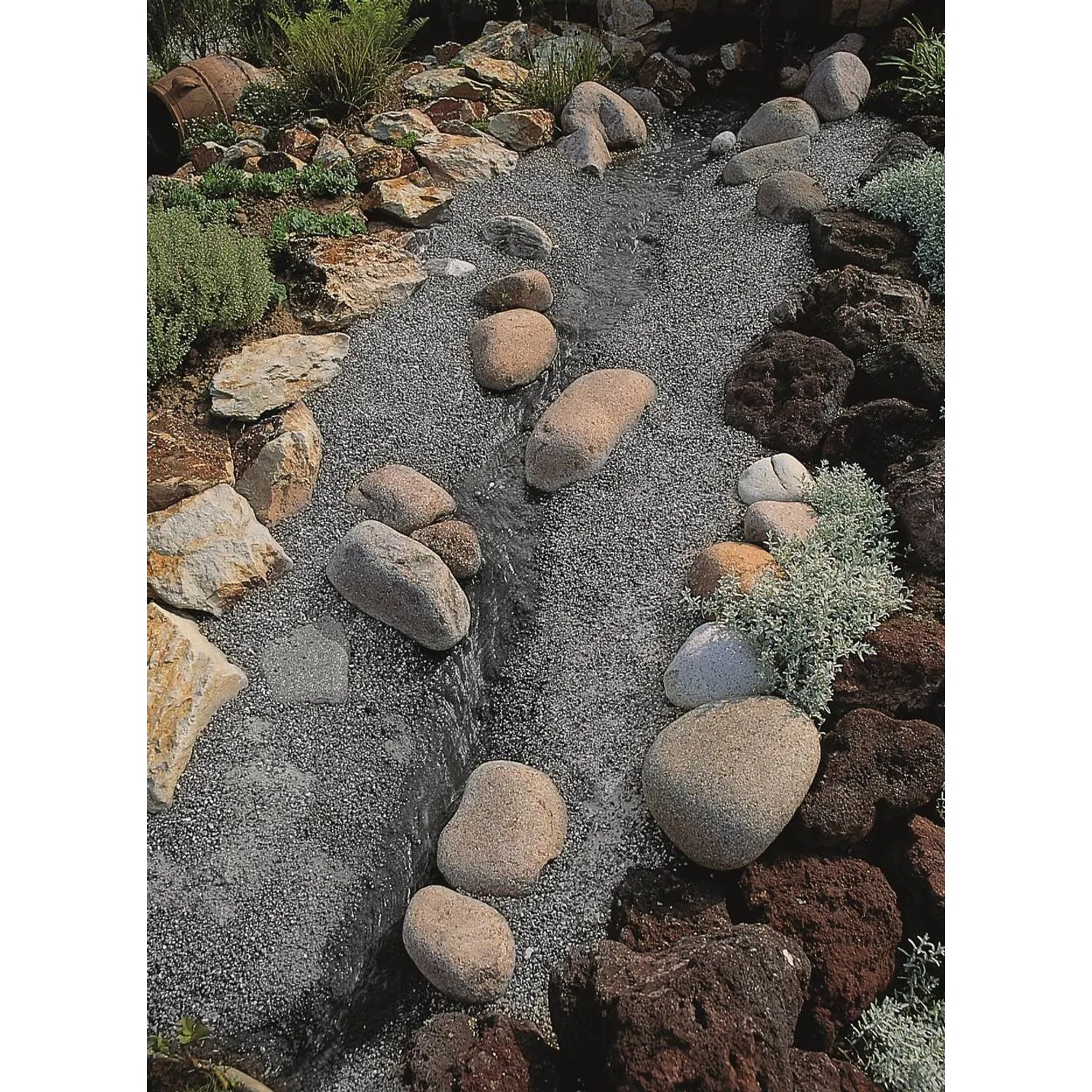 Ubbink Steinfolie Anthrazit im Bachlauf mit Steinen und Pflanzen. Teichfolie zur Ufergestaltung.