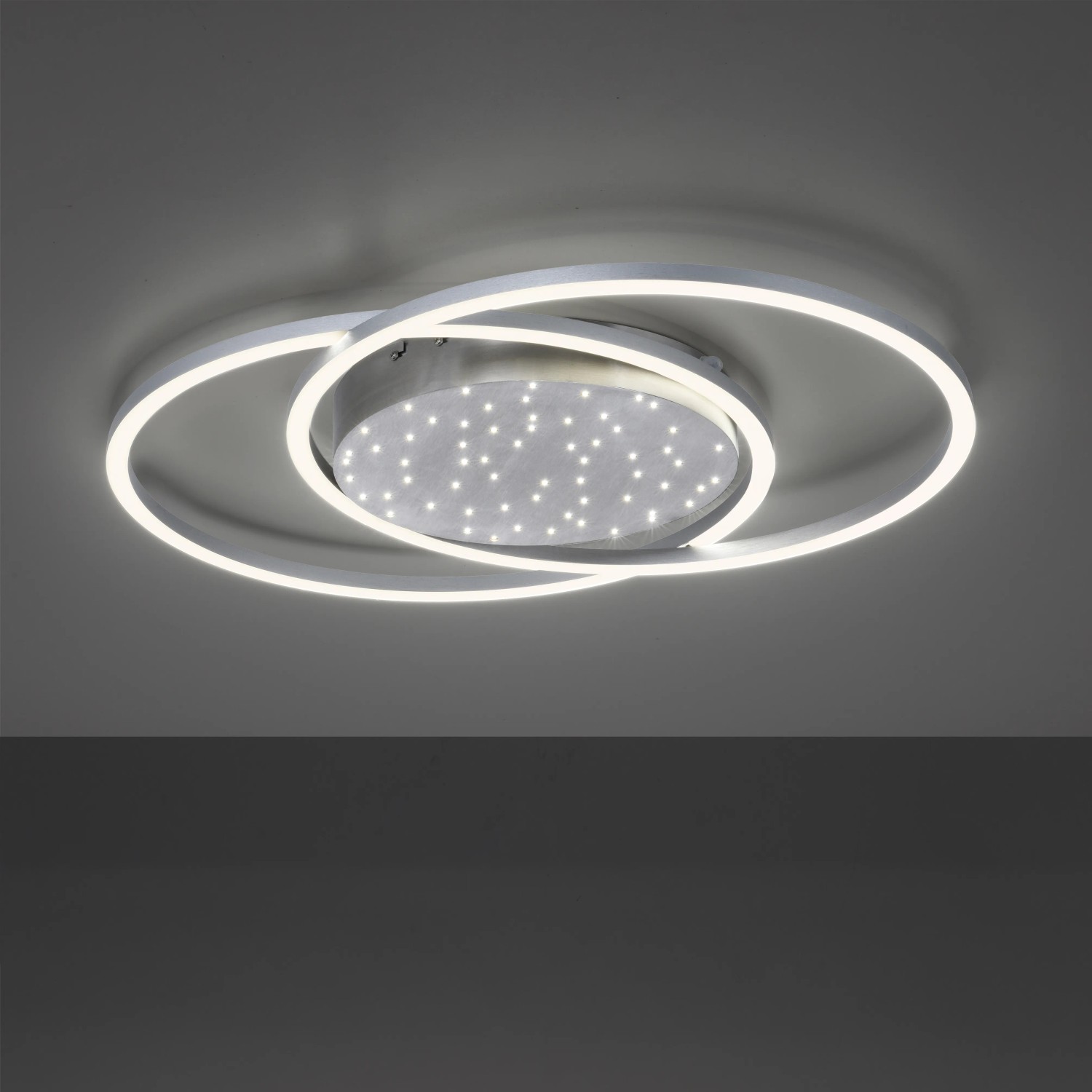 Moderne LED-Deckenleuchte Yuki in Stahlfarben mit Sternenhimmel-Effekt für Wohnräume.