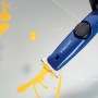 LUX Universalmesser Classic beim Entfernen von Farbe.