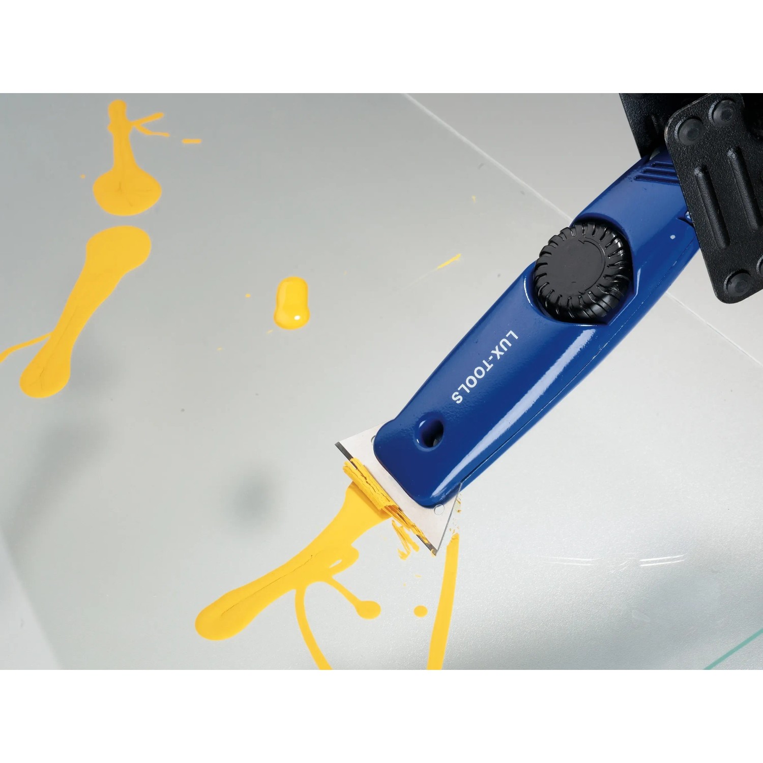 LUX Universalmesser Classic beim Entfernen von Farbe.