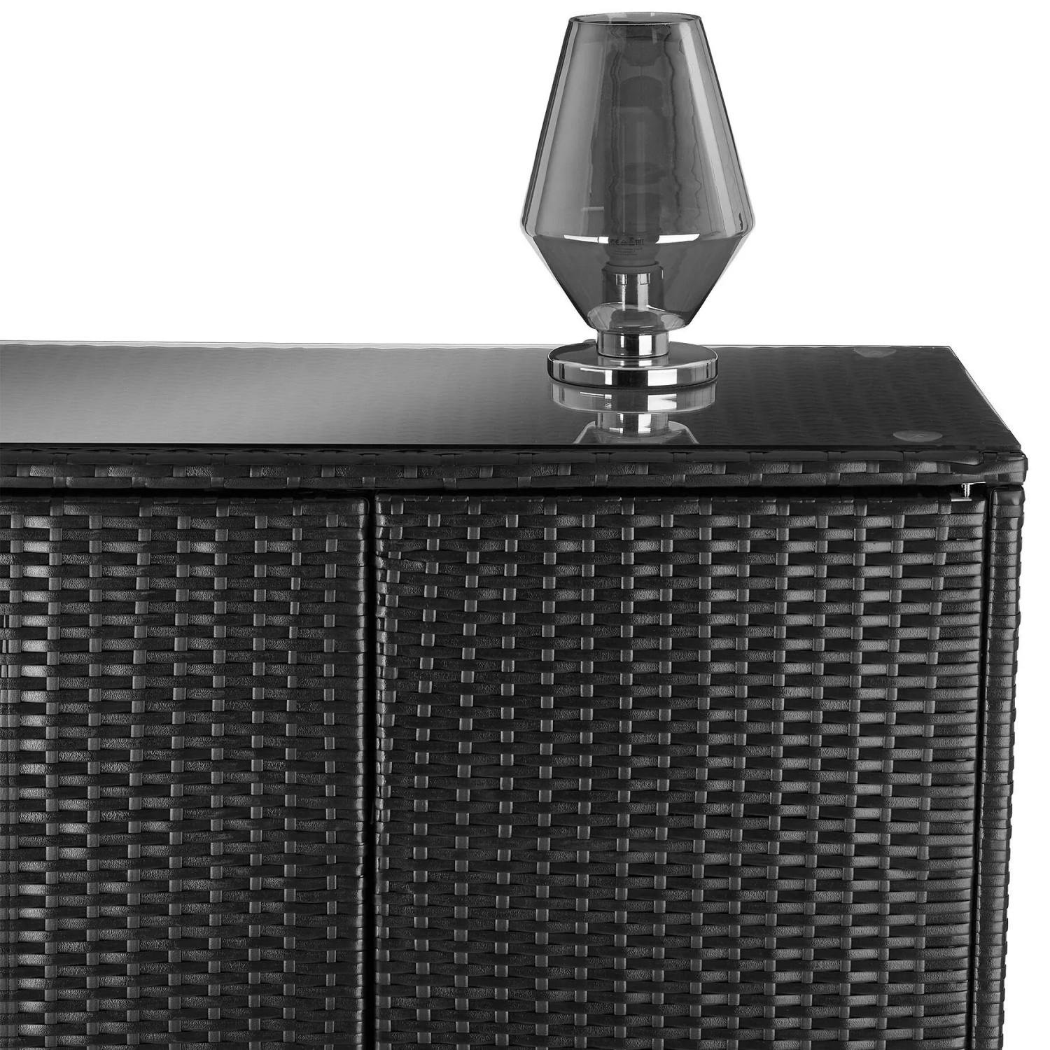 Schwarzer Tectake Gartenschrank Monza aus Rattan mit Glasplatte und Lampe.