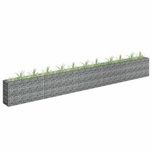 Langes, silbernes Furnicato Gabionen-Hochbeet aus verzinktem Stahl, gefüllt mit Steinen und bepflanzt.